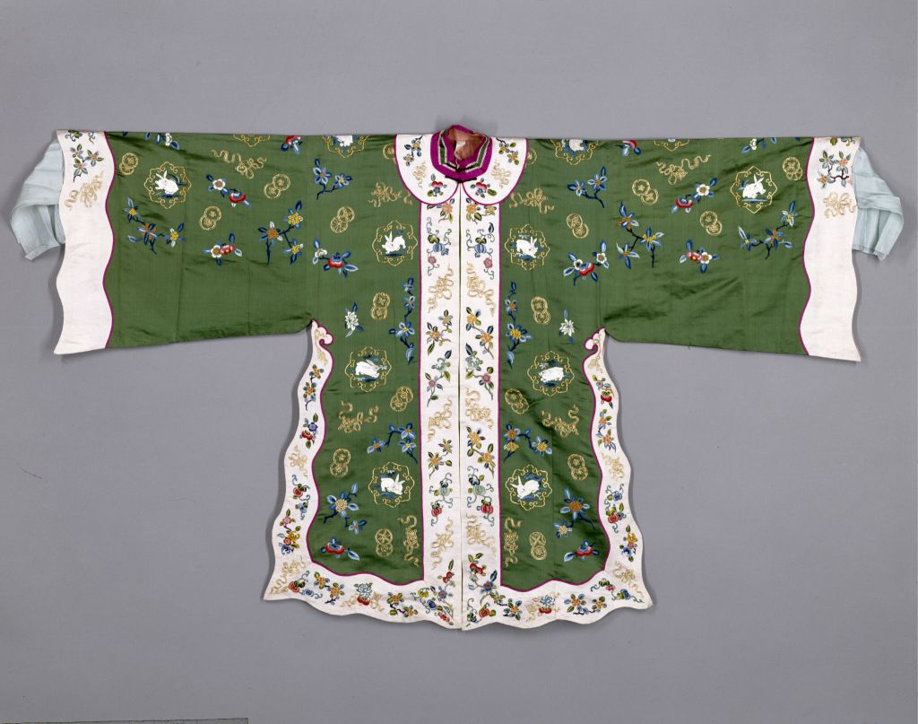 图片[1]-Green satin embroidered osmanthus jade rabbit gold ball pattern August flower god clothing-China Archive